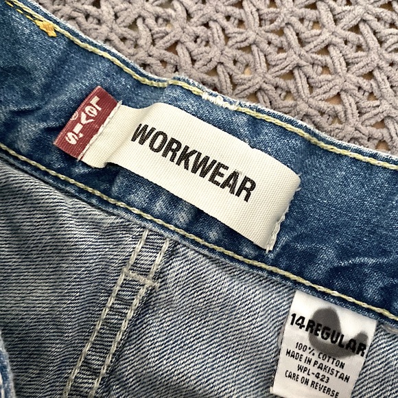 Levi’s Workwear • Raw Hem Distressed Mid-Wash Jean Shorts 🤍 - Picture 5 of 9